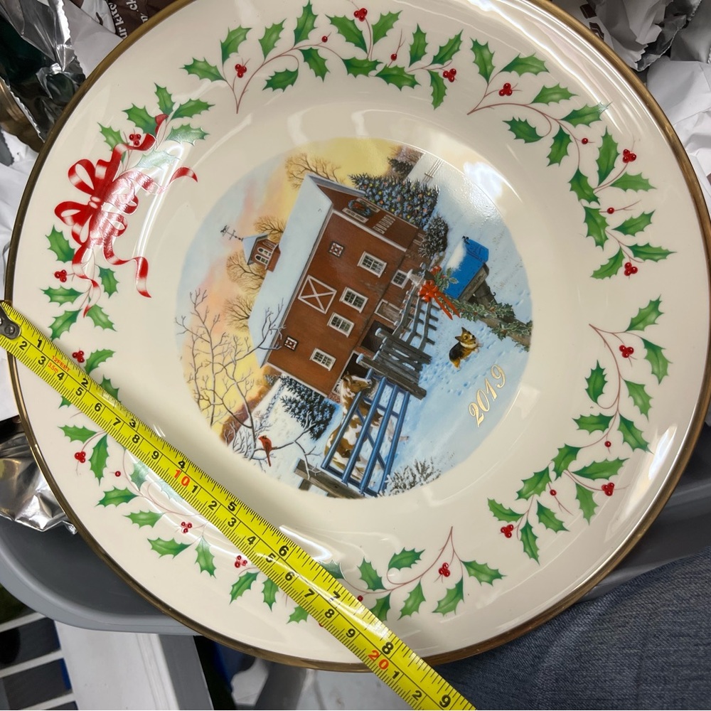 Lenox Christmas plate needs cleaned